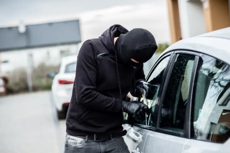 Pagubă de 7000 de euro pentru o firmă din Cluj! Un hoț a spart o mașină și a furat un obiect extrem de scump