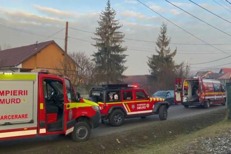 Accident teribil! O tânără de 19 ani a ajuns în stare GRAVĂ la spital, după coliziunea cu un microbuz. Pompierii au intervenit de urgență 