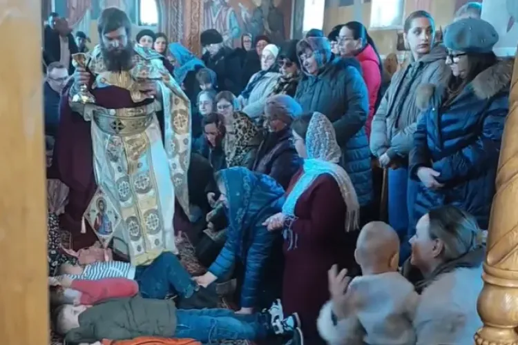 Scene incredibile într-o biserică: Copii întinși pe jos, în timp ce preotul trece peste ei! Atenție, imagini care vă pot afecta emoțional VIDEO