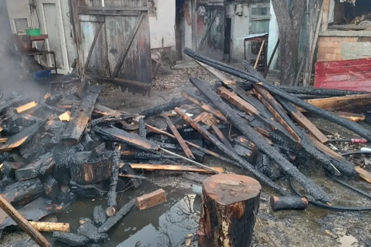 Cluj- Incendiu într-o gospodărie: Focul a pornit de la o magazie de lemne. Pompierii s-au luptat ca flăcările să nu se extindă. Cauza: Scurtcircuit FOTO
