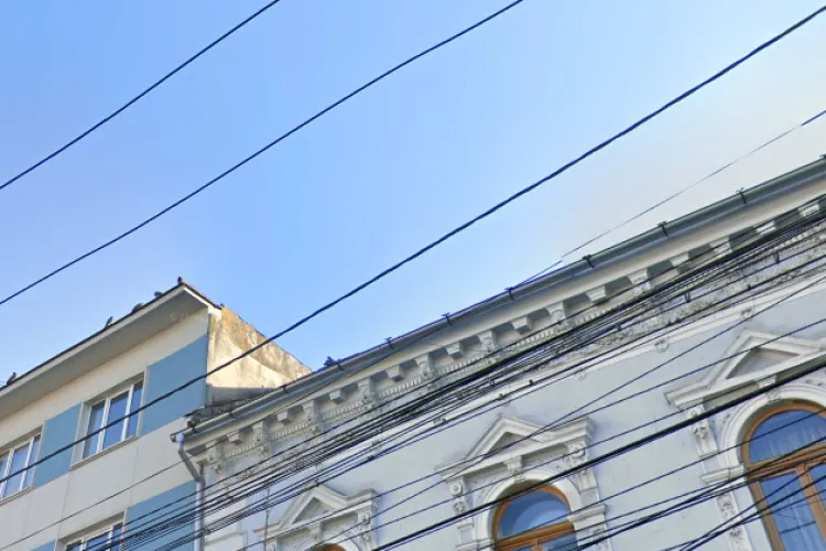 Clujeancă, la un pas de tragedie după ce o bucată de cărămidă s-a desprins de pe o clădire din centrul Clujului: ,,A căzut de pe o clădire, în fața mea’’