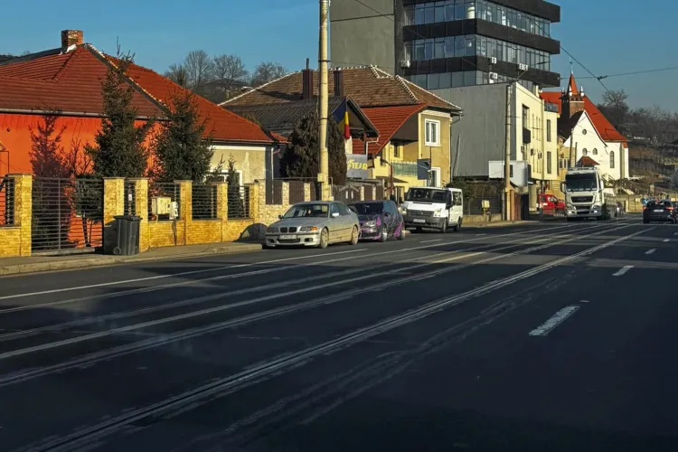 Mașini parcate pe o bandă de circulație în Cluj. Poliția Locală ridică din umeri: „Au spus că nu au ce să le facă”