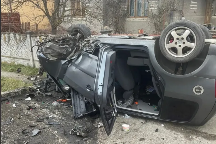 Cluj- Accident dramatic. O mașină s-a răsturnat complet. O tânără fost transportată de urgență la spital FOTO