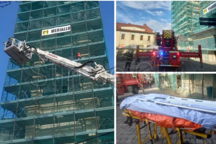 Alertă în Piața Muzeului din Cluj! Un muncitor a căzut de pe Biserica Franciscană. Bărbatul a aterizat pe o schelă  - FOTO și VIDEO 