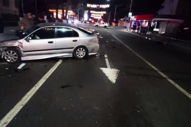 Trei persoane rănite, după ce un clujean a intrat intenționat cu BMW-ul în mașina iubitei sale. Bărbatul voia să se răzbune pentru că fusese părăsit