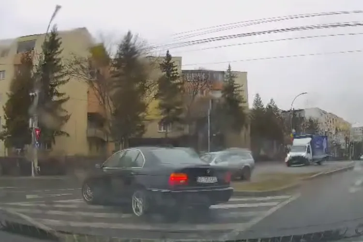 ,,Am plecat după el să mă asigur ca nu era băut”. Un șofer de ridesharing din Cluj, nervos după întâlnirea cu un BMW într-un sens giratoriu - VIDEO