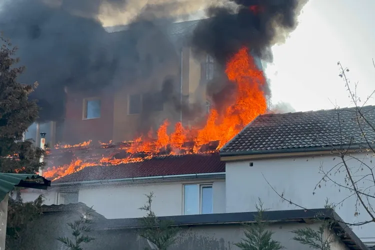 Incendiu pe strada Câmpului din Cluj! O casă a fost cuprinsă de flăcări! Pompierii au intervenit cu 4 autospeciale - FOTO