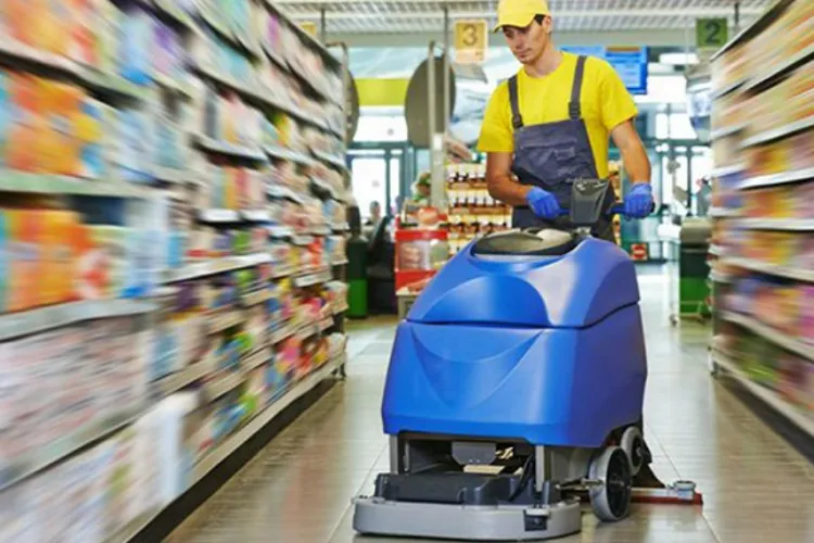 Cât câștigă un angajat la curățenie într-un supermarket? Cum vi se pare?