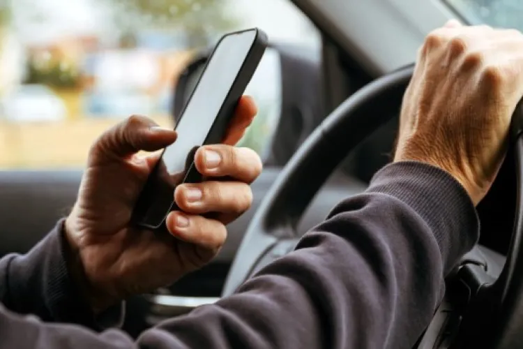 Un șofer, hipnotizat de telefon, îngreunează traficul în parcarea unei instituții publice din Cluj: „Vă rog să luați măsuri”