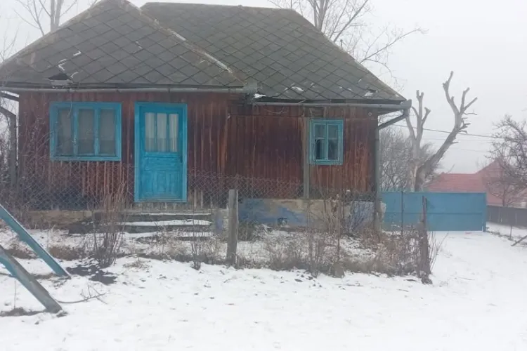 ,,În preț intră și gaura din acoperiș?” - Val de ironii pe internet pe seama unei căsuțe de lemn din Cluj, scoasă la vânzare cu zeci de mii de euro