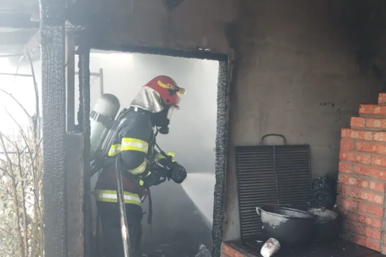 Incendiu într-o localitate din Cluj! O magazie a luat foc, iar flăcările s-au extins rapid și jur. De la ce a pornit totul 