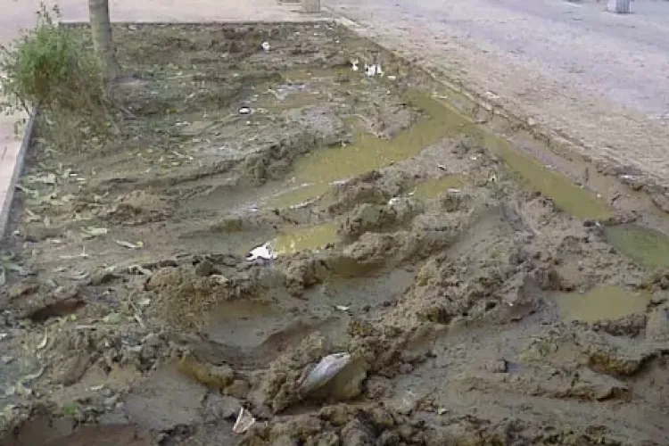 Situație șocantă pe o stradă din Cluj: ,,Oamenii umblă în noroi și mașinile merg pe o strada curățată”