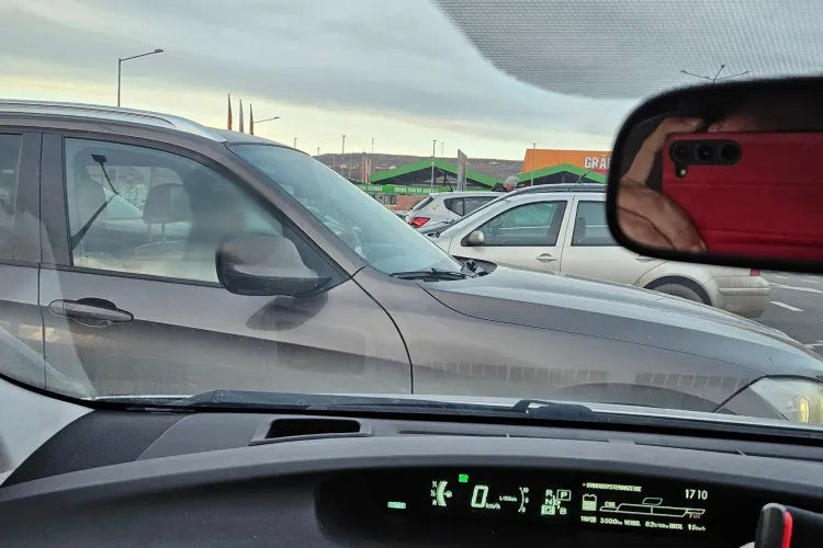 Un șofer din Cluj, blocat într-o parcare de o doamnă vorbăreață: „Nu a dorit să plece, vorbea la telefon”