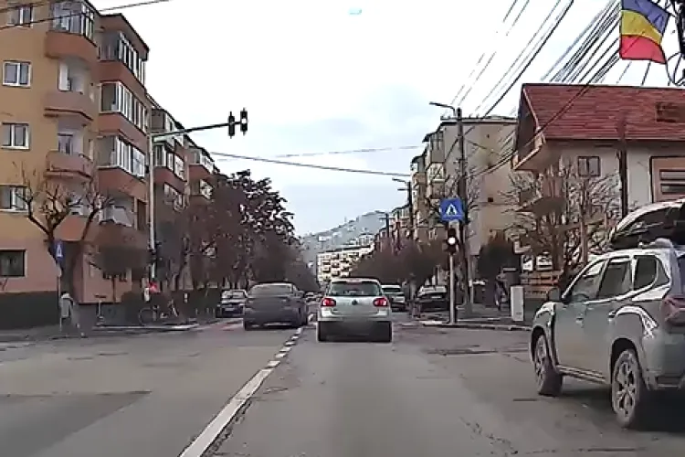 Plictisit să stea în trafic, un șofer de BMW din Cluj a uitat de toate regulile de circulație. A depășit o altă mașină chiar pe trecerea de pietoni - VIDEO