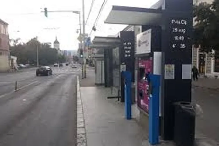 Clujenii din Piața Cipariu s-au săturat de muzica și reclamele gălăgioase din stațiile de autobuz: ,,Cruțați-ne și opriți șandramaua”