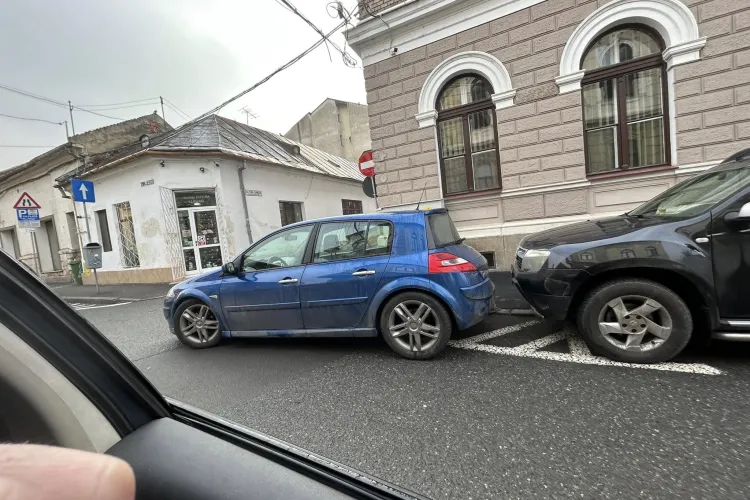 O parcare din centrul Clujului a pus clujenii pe jar! În timp ce unii se plâng că n-au unde să-și lase mașinile, alții spun că nesimțirea n-are scuze FOTO