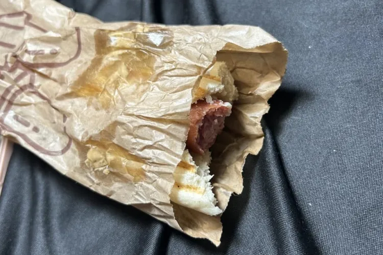 Ireal! Ce a putut găsi un clujean într-un Hot Dog comandat de la un supermarket din Florești: ,,Cabanosul cu surprize” - FOTO