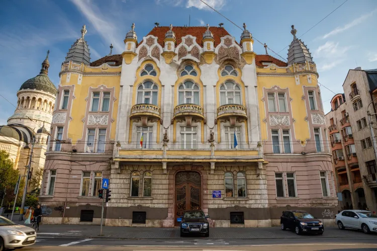 Una dintre cele mai emblematice clădiri din centrul Clujului va fi renovată! Se reface fațada și apar zone pentru încărcarea mașinilor electrice