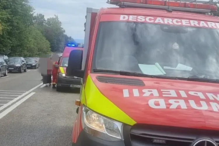 Accident într-o localitate din Cluj! Un șofer a ,,zburat” cu autoutilitara de pe carosabil. Un bărbat a fost evaluat de echipajul SMURD 