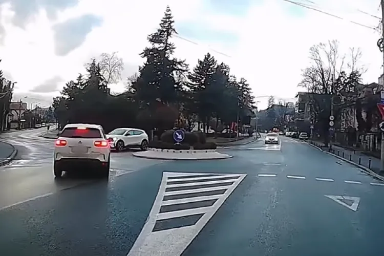 Un șofer ,,certat cu regulile de circulație” a fost la un pas să provoace un accident pe o stradă din Cluj-Napoca! A ignorat complet sensul giratoriu-VIDEO