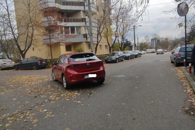 Haos pe o stradă din Cluj-Napoca! Claxoane, certuri și accidente din cauza parcărilor ilegale: „Lasă mașinile pe mijlocul drumului”