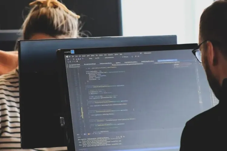 Industria IT, în declin? Programatorii țin cu dinții de joburi fără perspectivă, ca să nu-și rateze cariera: „Mă îndoiesc că mă bagă cineva în seamă”