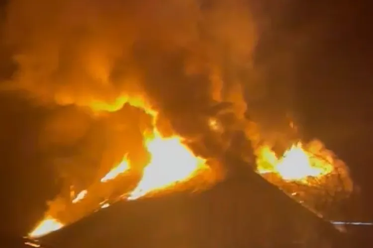 Incendiu Cluj- Arde o casă din Dezmir. Pompierii intervin chiar în aceste momente / UPDATE: O femeie a fost transportată la spital FOTO/VIDEO