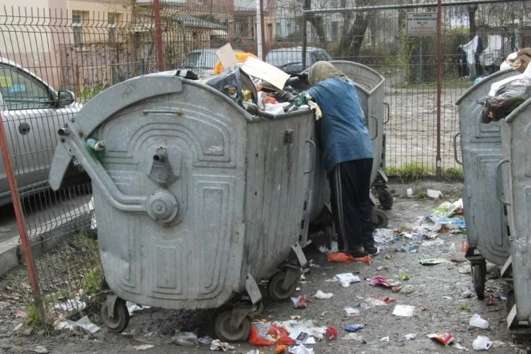 Clujenii de pe o stradă din Dâmbul Rotund, revoltați că se aprind gunoaiele, iar autoritățile locale bat pasul pe loc: „Se întâmplă în fiecare zi”