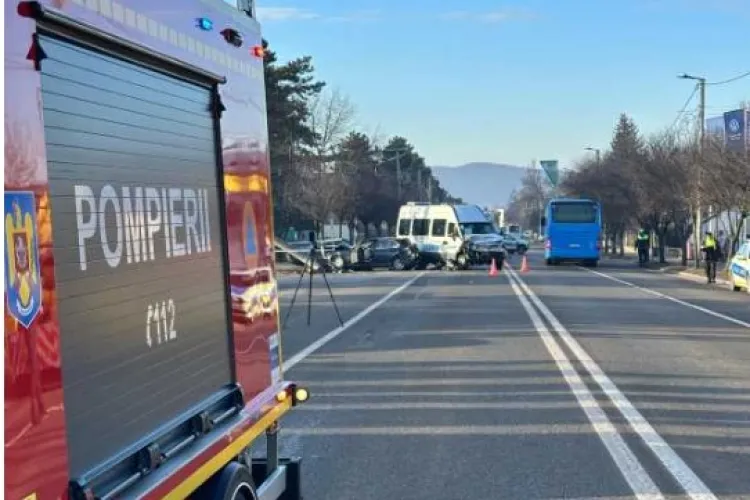 Impact violent între trei mașini! Un copil de patru ani, implicat în accident! Medicii au intervenit de urgență 