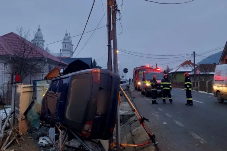 Accident Cluj- O mașină s-a răsturnat. A doborât un stâlp și a distrus branșamentul de gaz FOTO