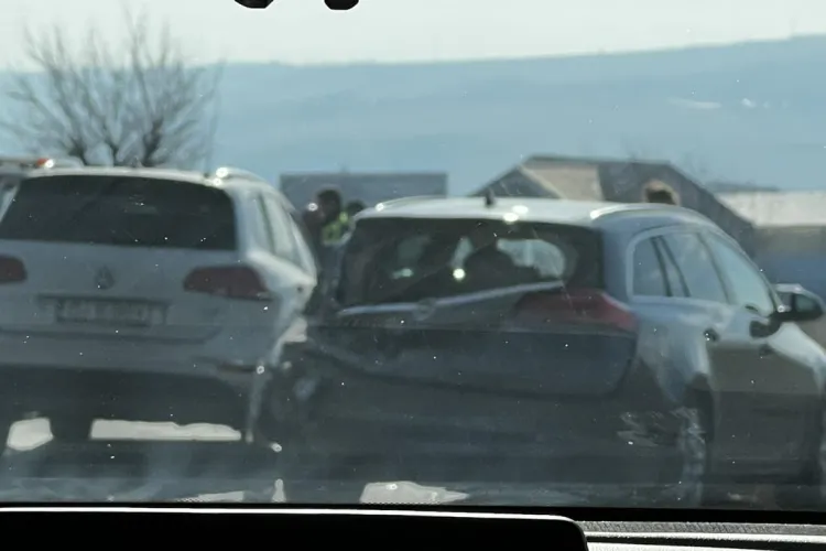 Accident rutier într-o localitate din Cluj. Portbagajul unui autoturism a fost făcut praf în urma impactului 