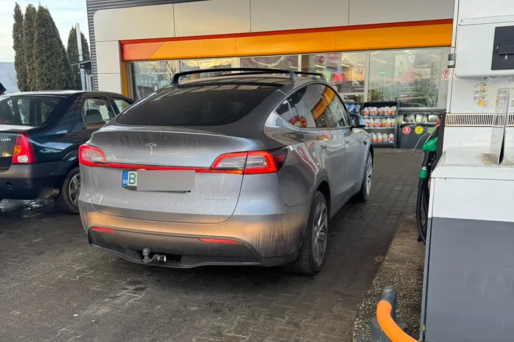 Câtă nesimțire! Un bucureștean și-a lăsat Tesla electrică parcată la o pompă de benzină în Cluj: ,,S-a dus înăuntru să bea cafea”