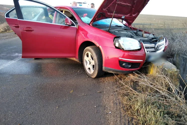 Accident rutier într-o localitate din Cluj! O mașină a intrat într-un cap de pod. Trei persoane, transportate de urgență la spital 