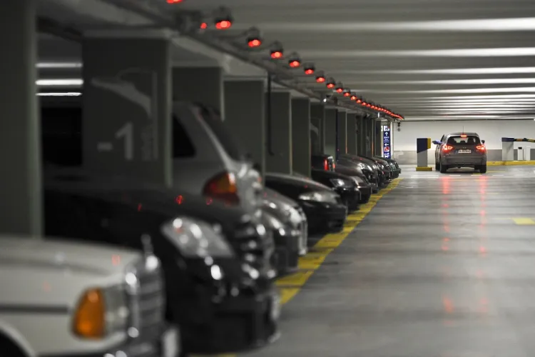 Cluj: Lipsa locurilor de parcare, principala nemulțumire a clujenilor. Locuitorii din cartierul Europa, cei mai afectați 