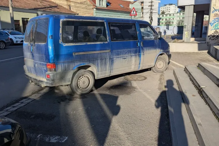 Un șofer a reușit să blocheze întreg trotuarul pe o stradă din Cluj! Clujenii, nevoiți să facă ilegalități pentru a evita mașinile parcate aiurea 
