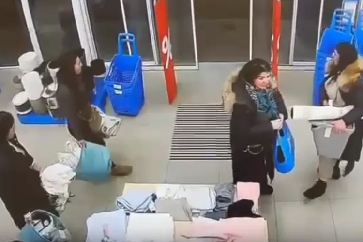 Cluj- Patru femei surprinse furând într-un magazin. Pare că știu foarte bine ce fac și sunt foarte organizate - VIDEO Camere de Supraveghere
