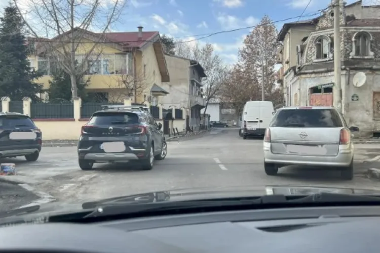Cluj: O intersecție blocată de mașinile parcate neregulamentar, un adevărat coșmar pentru șoferi: „Nu te poți asigura”