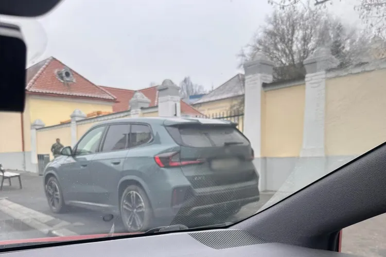 „Barosanii” Clujului cu BMW au loc de parcare unde vor! Pietonii, alungați de pe trotuar 