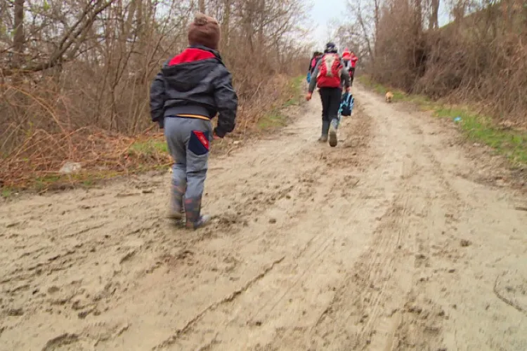 Strada din Dâmbul Rotund considerată o rușine a Clujului! Locuitorii din zonă sunt disperați: „Copiii ajung cu pantofii plini de noroi la școală”
