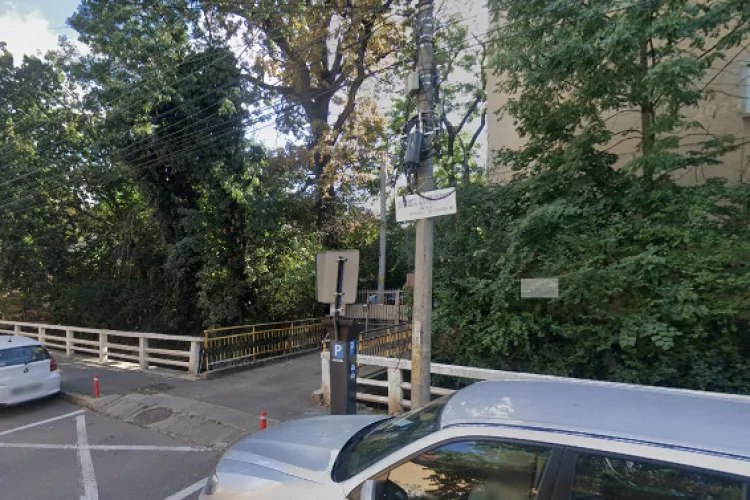 Nesimțire fără limite! Clujeni, blocați zilnic în curte de șoferi care își parchează mașinile la întâmplare: ,,Lasă mașina la intrarea în curte și pleacă” 