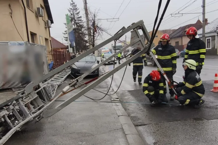 Macara căzută pe strada Traian Vuia din Cluj! O mașină a fost avariată / Pompierii au intervenit de urgență VIDEO/FOTO