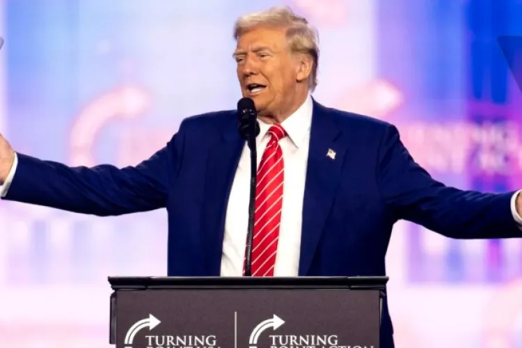 Un politician din Cluj, cunoscut pentru că vindea burgeri în foiță de aur, va participa la ceremonia de învestire a președintelui SUA, Donald Trump