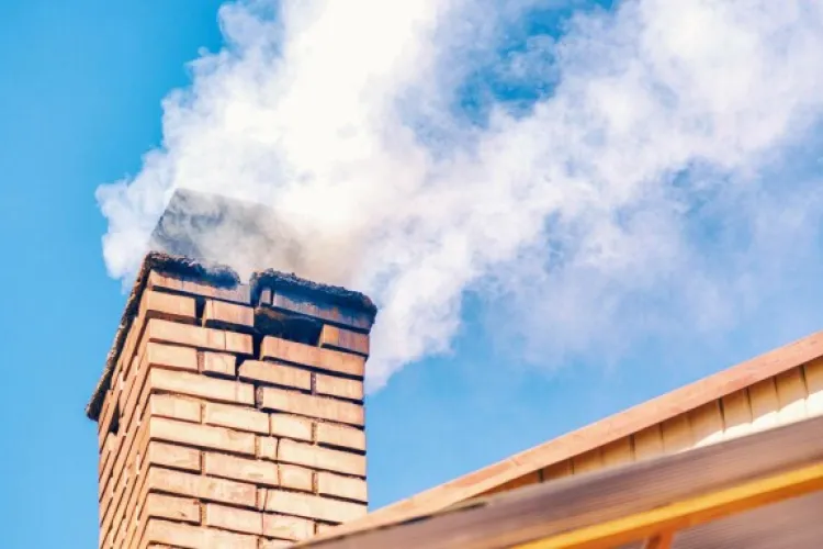 Tânără din Cluj, deranjată de mirosurile de fum și gunoi de grajd din preajma blocului său! Vecinii ar fi de vină: „Nu pot să-mi aerisesc apartamentul”