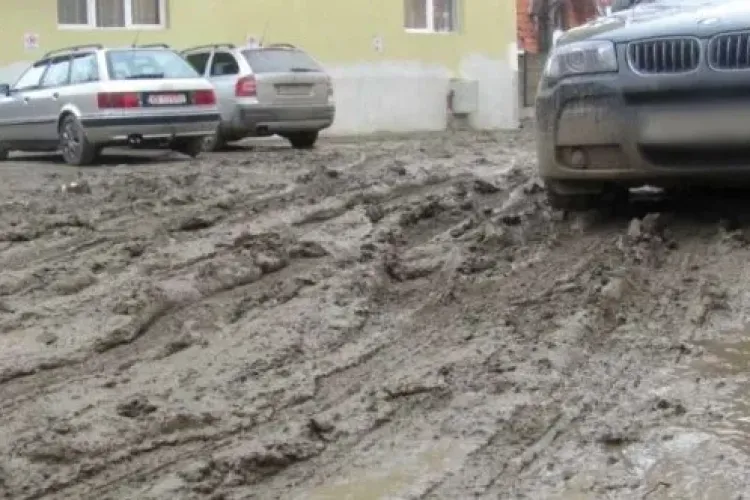 Noroiul transformă o stradă din Cluj într-un adevărat „șantier” după fiecare ploaie: „Se pot lua măsuri”
