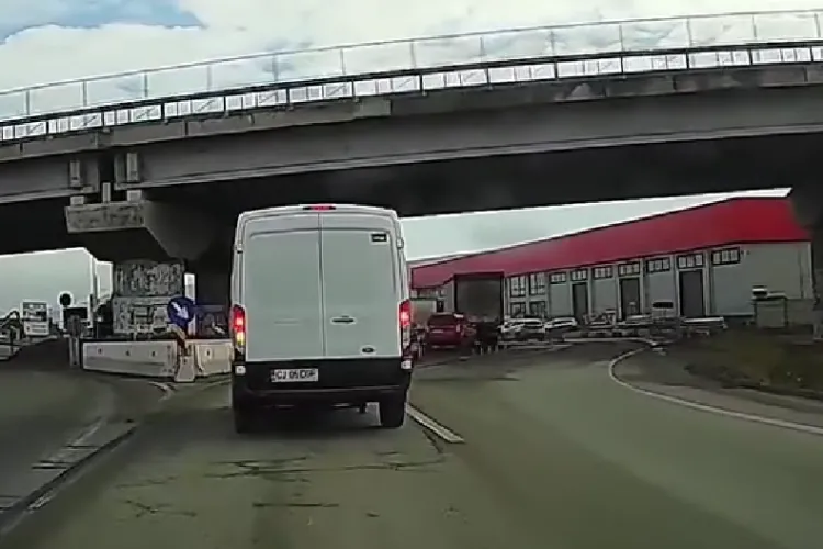 ,,Era să intru cu mașina în cineva ”. Un șofer avertizează asupra carosabilului din Cluj: ,,Mai alunecos decât gheața”