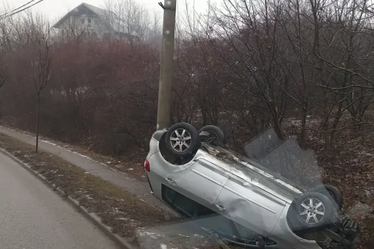 VIDEO Accident în Cluj: O mașină s-a răsturnat în afara carosabilului umed. Șoferii avertizează: ,,Se alunecă foarte tare în tot orașul, prudență maximă” 