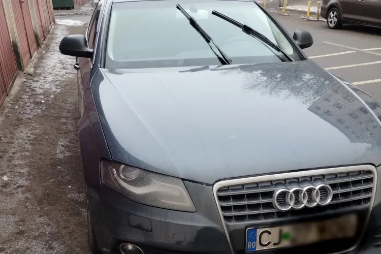 Parcare de „geniu” în Cluj! Un șofer și-a lăsat bolidul în fața unui garaj și a dispărut: „Cer să o ridice imediat”