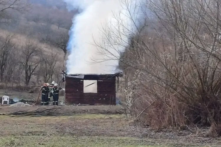 Tragedie în Cluj! Un bătrân a fost găsit carbonizat în propria casă. Pompierii au ajuns cu greu cu autospecialele în zona intervenției