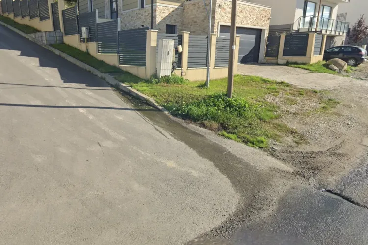 „Deversează apele reziduale și fecalele din fose direct în drumul principal”- Clujenii din Borhanci, acuzați că nu dau doi bani pe calitatea vieții