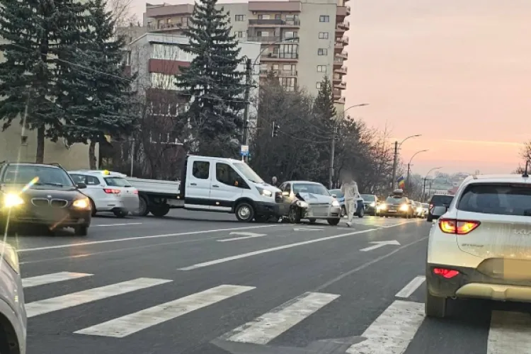 Accident pe strada Observatorului din Cluj-Napoca! O autoutilitară și o mașină s-au lovit într-o intersecție - FOTO 